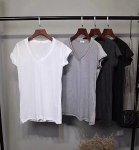 TH家 V領不修邊純色雪花竹節上衣 單件399 兩件以上單件370  顏色：（黑，深灰，淺灰，白）  TH家他們家這系列的雪花竹節布料真的巨好穿🫣 不誇張客人每次都會許願有新款必包色拿😜 簡單日常的設計以及最適合夏天穿的薄棉料 清爽又耐看百搭👍🏻👍🏻😜  尺寸平量cm 胸45 長69.5   他們家都是韓國設計中國自有產線製造 他們家質感真的都很好！ 監製都是韓國🇰🇷 不用擔心品質哦 （就跟我們在韓國買的是一毛一樣的啦😄）